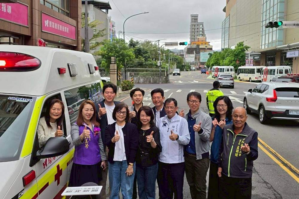 拋磚引玉！國光分隊獲贈高頂救護車　陳崇岳：感謝環球產後護理之家急公好義 5