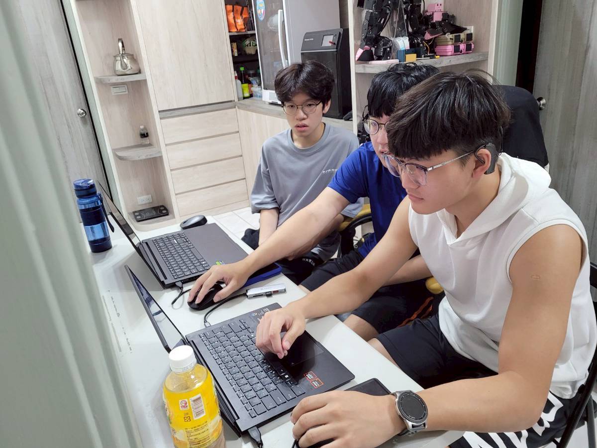 【台灣之光2-2】父母支持朝夢想前進 期盼政府給予機器人領域支持 22 【台灣之光2-2】父母支持朝夢想前進 期盼政府給予機器人領域支持 21