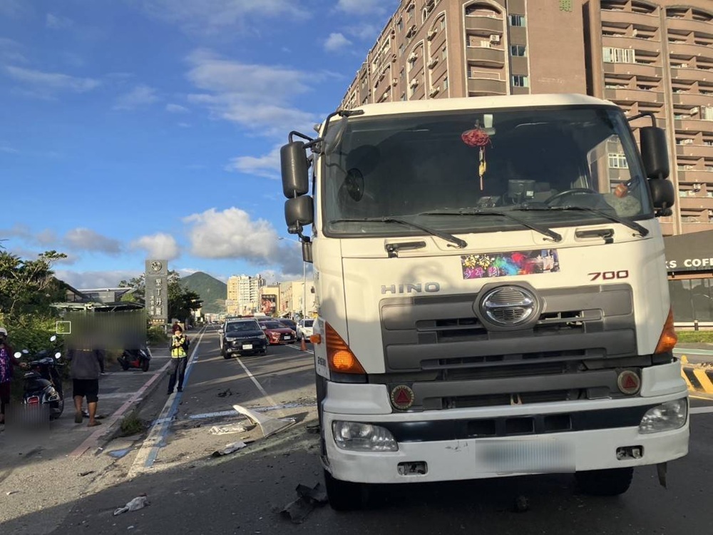 追撞水泥預拌車 再撞擊路口機車汽車駕駛身亡7人傷 11 cnews204251106a13