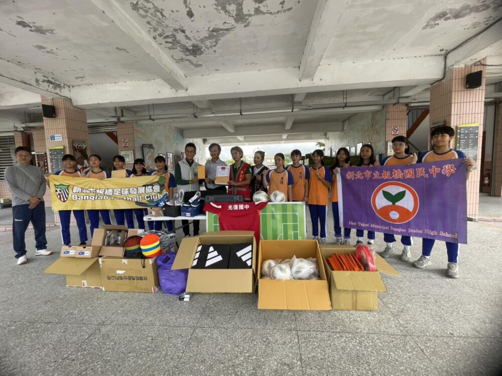 黃淑君、宋雨蓁募集球具送光復國中　胡仁順感念板橋足球協會響應 3