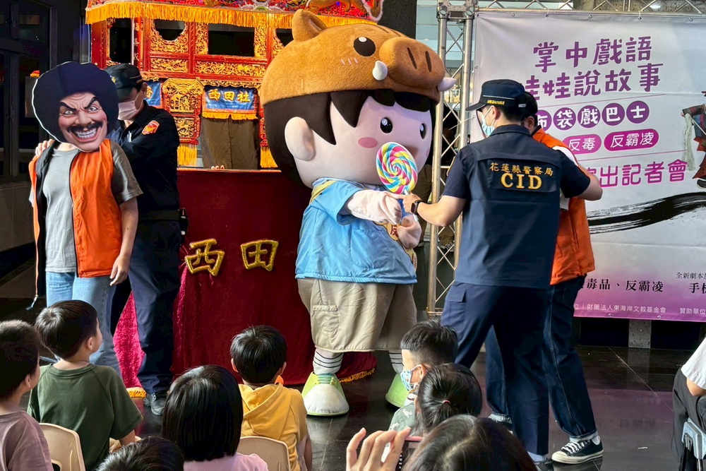 掌中戲語、娃娃說故事 花檢開啟傳統布袋戲校園巡演 8 掌中戲語、娃娃說故事 花檢開啟傳統布袋戲校園巡演 7