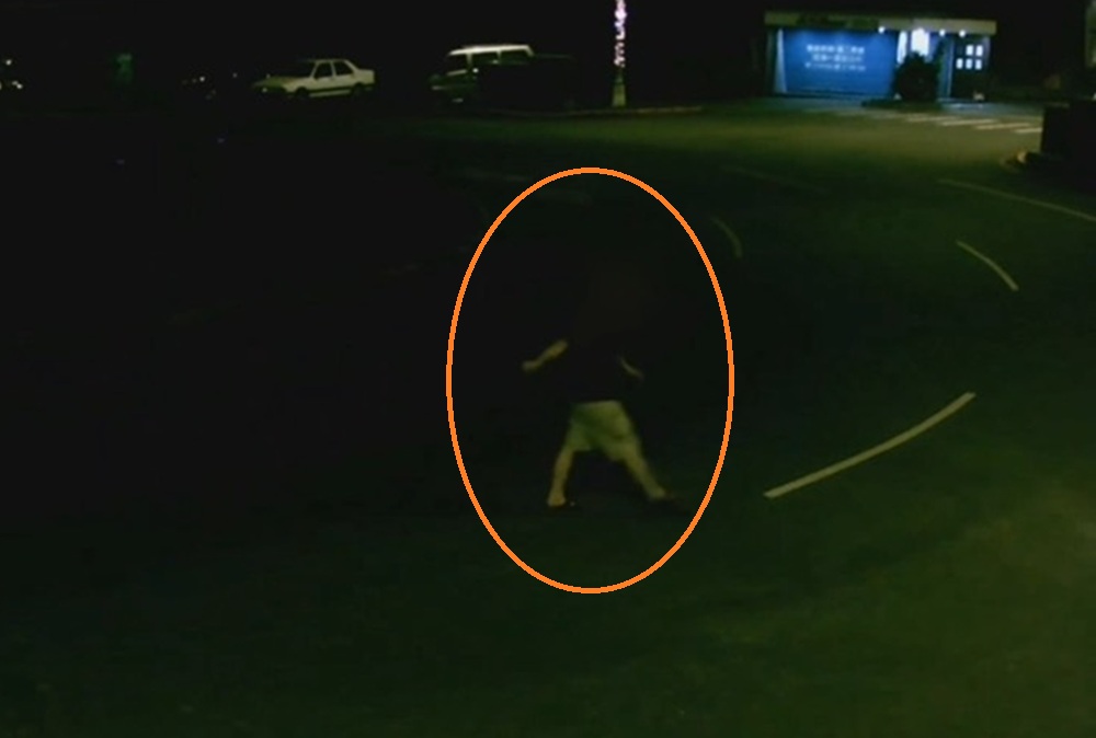 手拿剁刀三七步逛大街 疑吞食安眠藥警壓制管束 4 cnews204251109a04