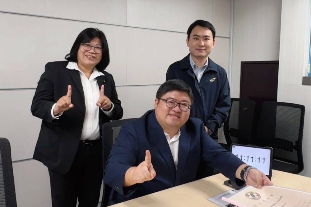 喊出「8個1」拚嘉義唯一　蔡易餘帶2幸運物登記縣長初選 9