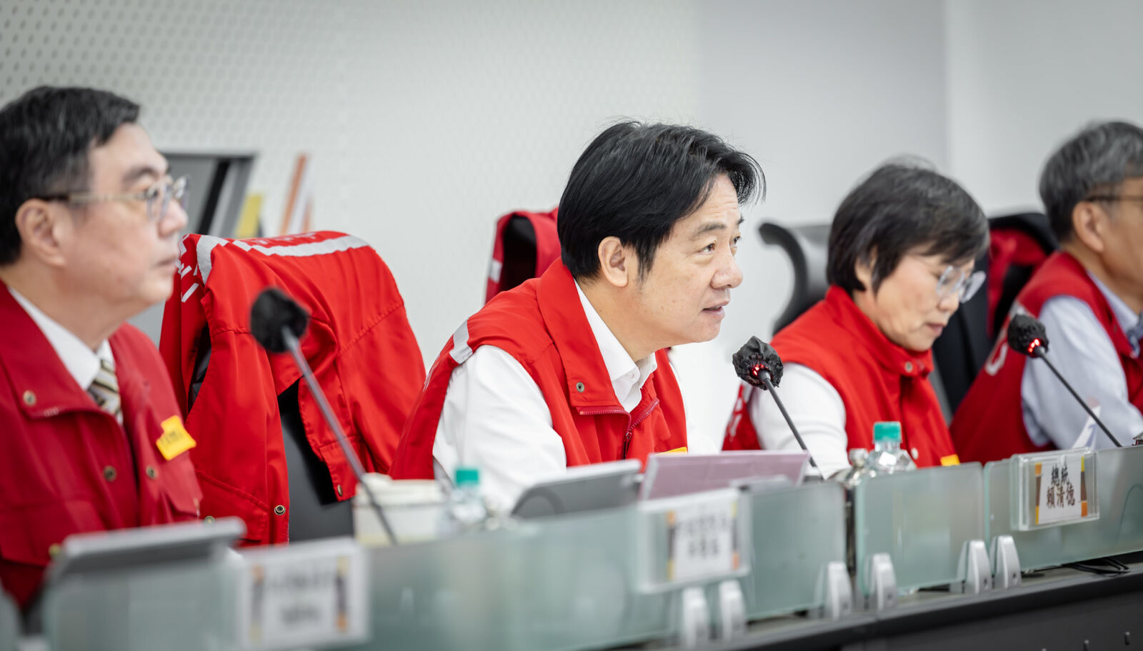 籲中央地方全力防災、保障國人安全　賴清德：嚴陣以待鳳凰颱風　 17