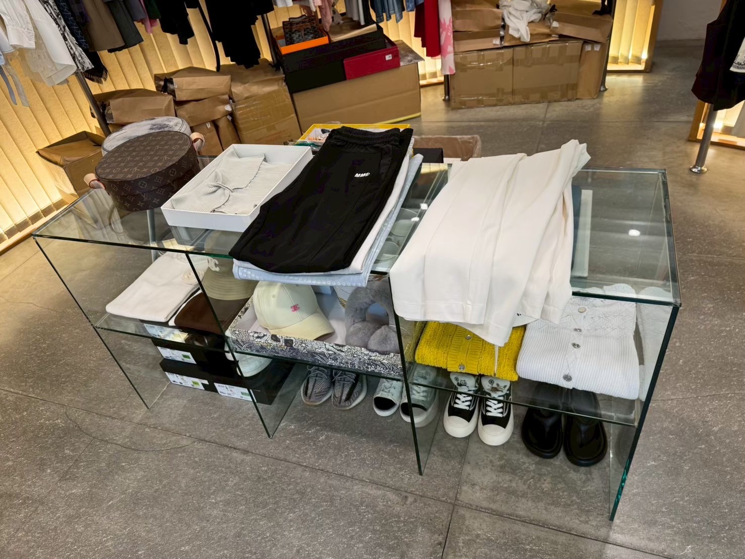 東區2家奢侈精品店全是假貨　中國進口高仿品月營業額破百萬 73