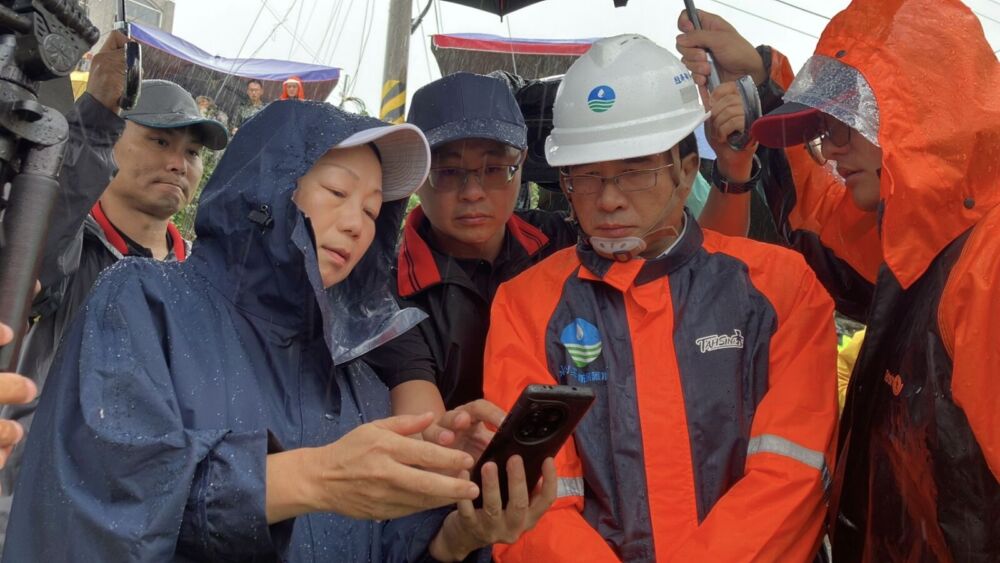 指萬榮北岸堤防破口釀災　徐榛蔚邀林元鵬現勘商討災後速復原 11