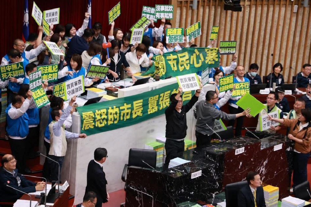 多位議員批國民黨團癱瘓高雄議會　康裕成曝：布條早準備好鬧場 7