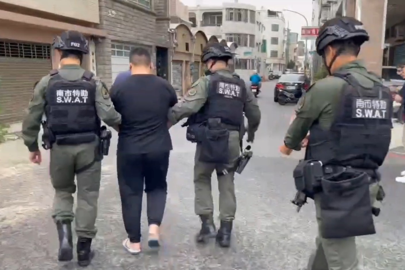 超萌緝毒犬立功 警破獲毒品大盤商搜索倉庫全靠牠 32 cnews204251113a07