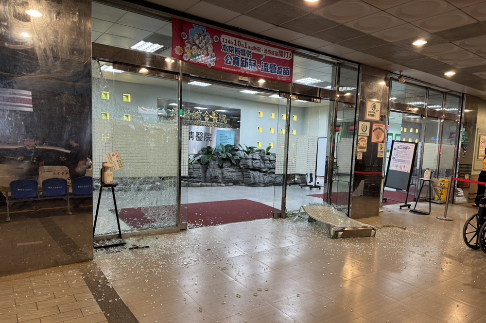 鐵鎚敲碎醫院大門玻璃 52歲男被逮控不滿治療效果 鐵鎚敲碎醫院大門玻璃 52歲男被逮控不滿治療效果