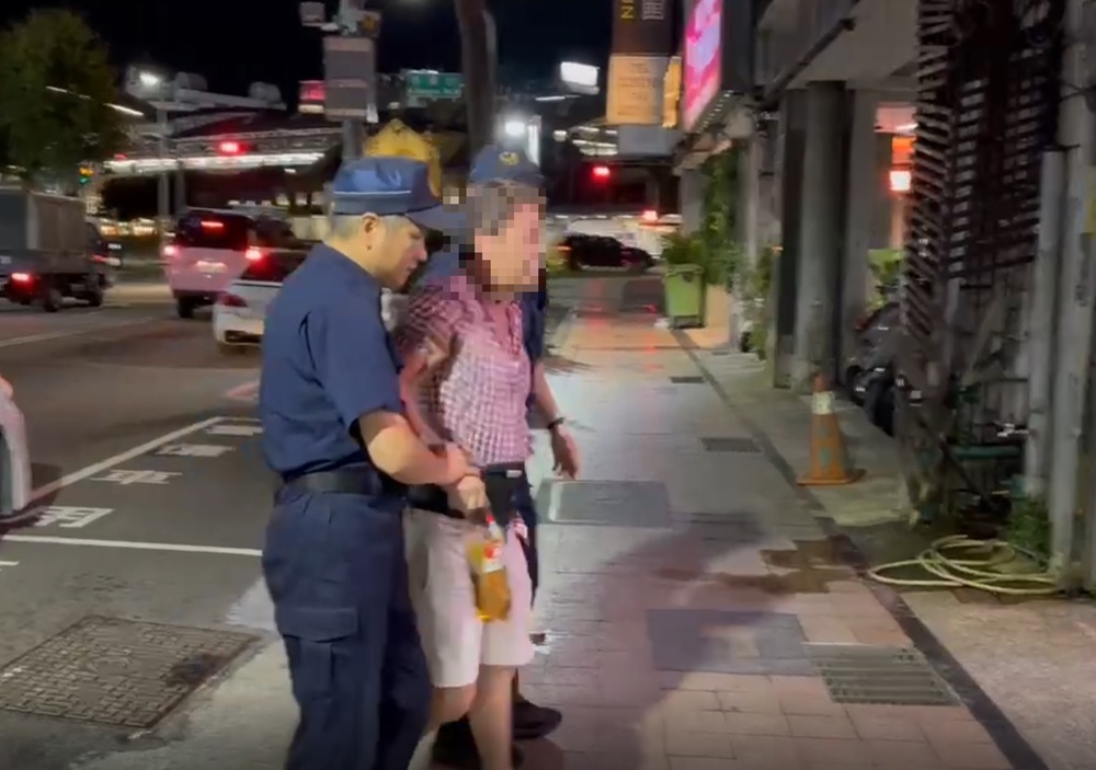 鐵鎚敲碎醫院大門玻璃 52歲男被逮控不滿治療效果 13 cnews204251114a05