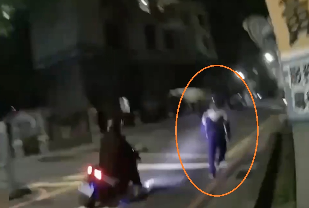 熱心機車騎士神助攻 推倒狂奔失聯移工警壓制逮人 熱心機車騎士神助攻 推倒狂奔失聯移工警壓制逮人