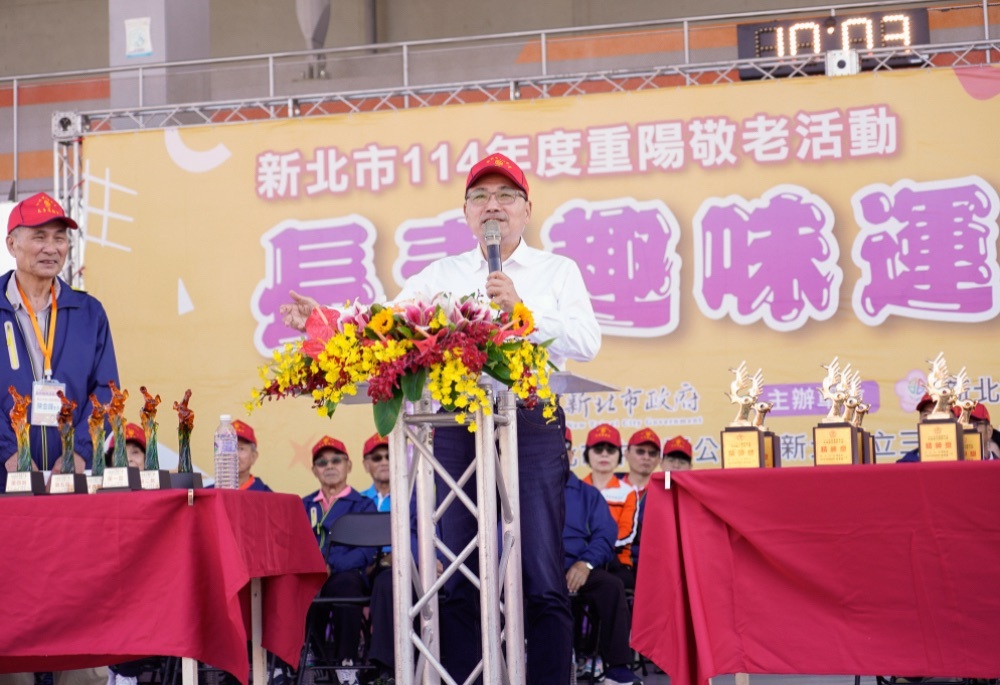 新北長青運動會熱力登場 侯友宜攜民代與2千長者同樂 新北長青運動會熱力登場 侯友宜攜民代與2千長者同樂