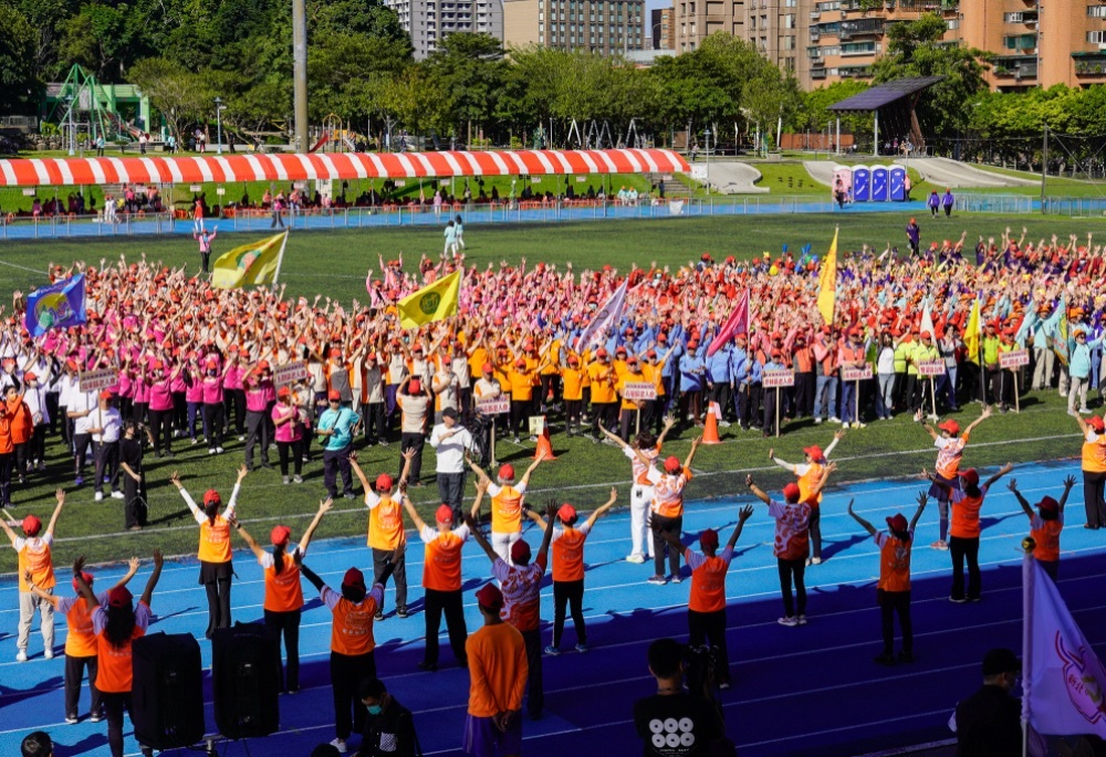 新北長青運動會熱力登場 侯友宜攜民代與2千長者同樂 14 248251116a02