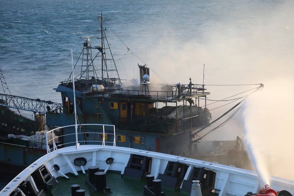 中國漁船失火求救 海巡全力救援撤離15船員 中國漁船失火求救 海巡全力救援撤離15船員