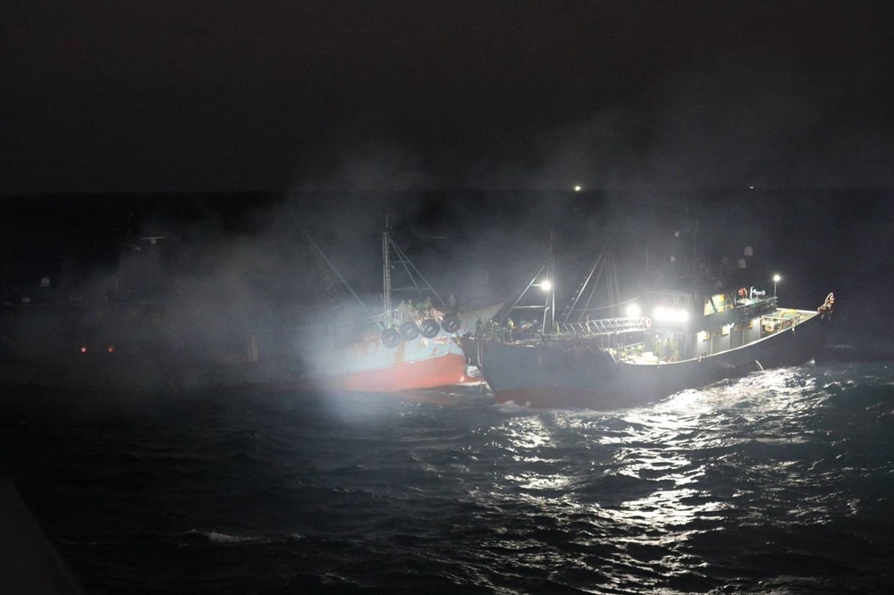 中國漁船失火求救 海巡全力救援撤離15船員 36 cnews204251116a05