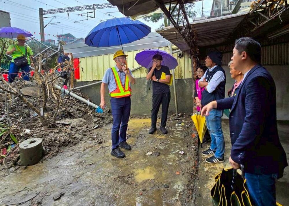 蘇澳站路基流失碎石沖民宅　陳俊宇偕李明哲現勘、台鐵承諾盡速整修 7