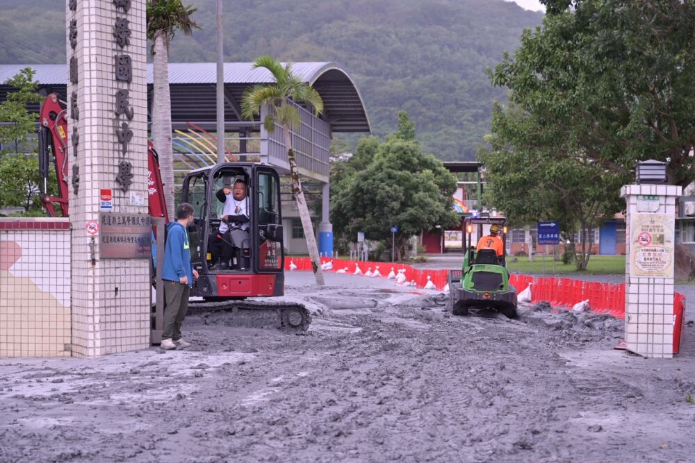 鳳凰侵襲致萬榮國中泥沙堆積　花蓮縣府完成清淤作業 3