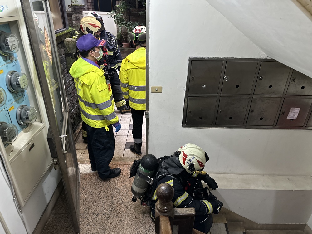 酒醉清晨開瓦斯大鬧 警消破門壓制46歲男送醫 9 cnews204251118a02