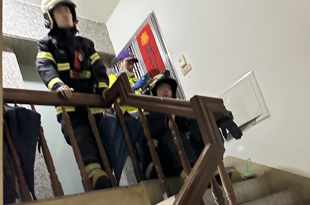 酒醉清晨開瓦斯大鬧 警消破門壓制46歲男送醫 10 cnews204251118a03