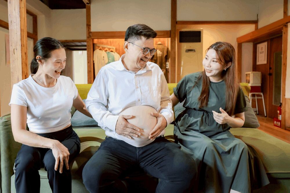 推生育養育津貼加碼再送「孕哺枕」 賴瑞隆親穿孕婦裝體驗媽媽辛勞 10 照片來源:賴瑞隆國會辦公室