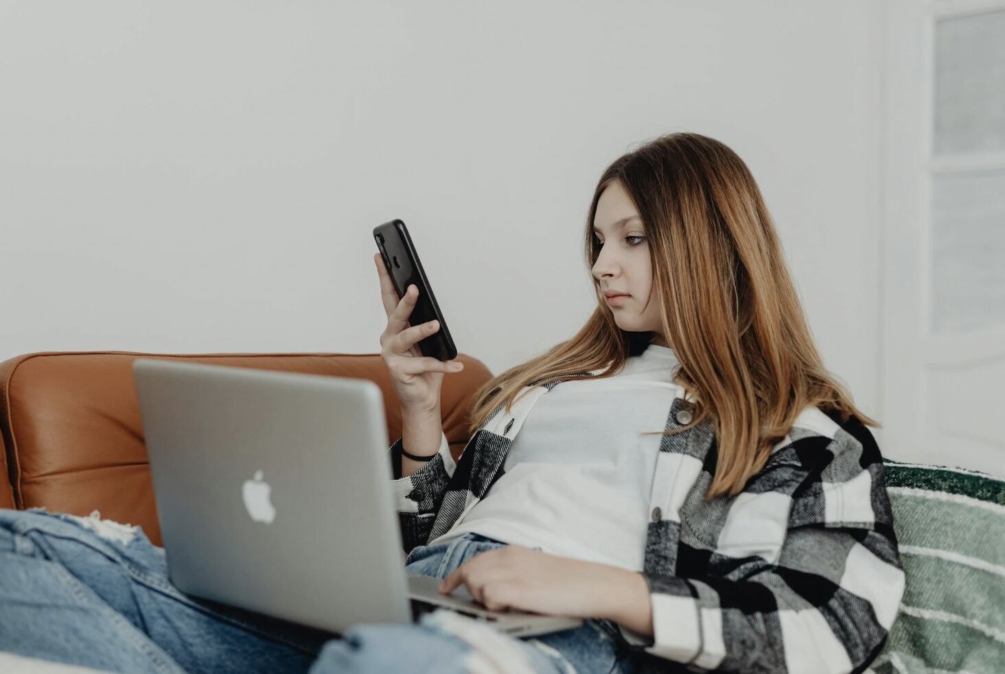 低頭族注意！特定姿勢後「手麻」 恐是頸椎退化與神經受壓前兆 3