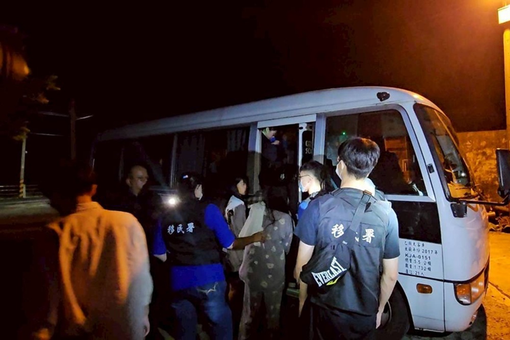 專門仲介泰籍非法移工 移民署拂曉出擊查獲逾期居留39人 6 cnews204251121a09