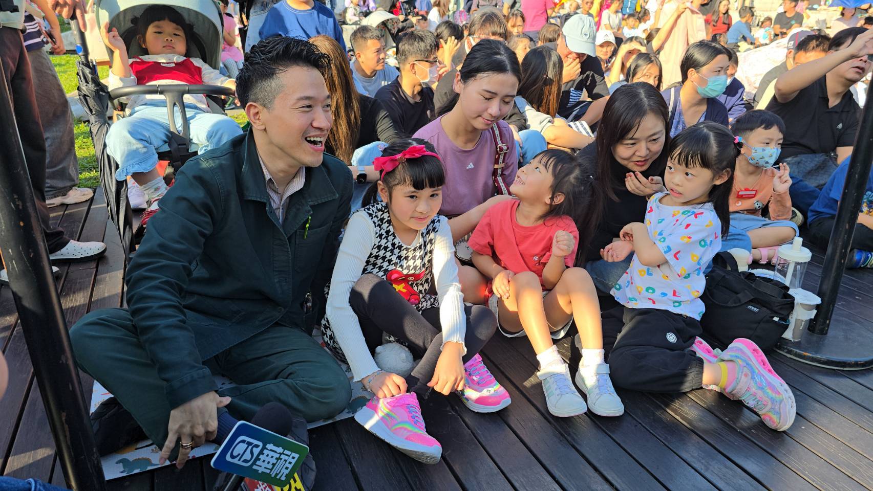 上千家庭齊聚桃園HO幸福派對 何志偉：從出生到上大學，國家陪你養 5