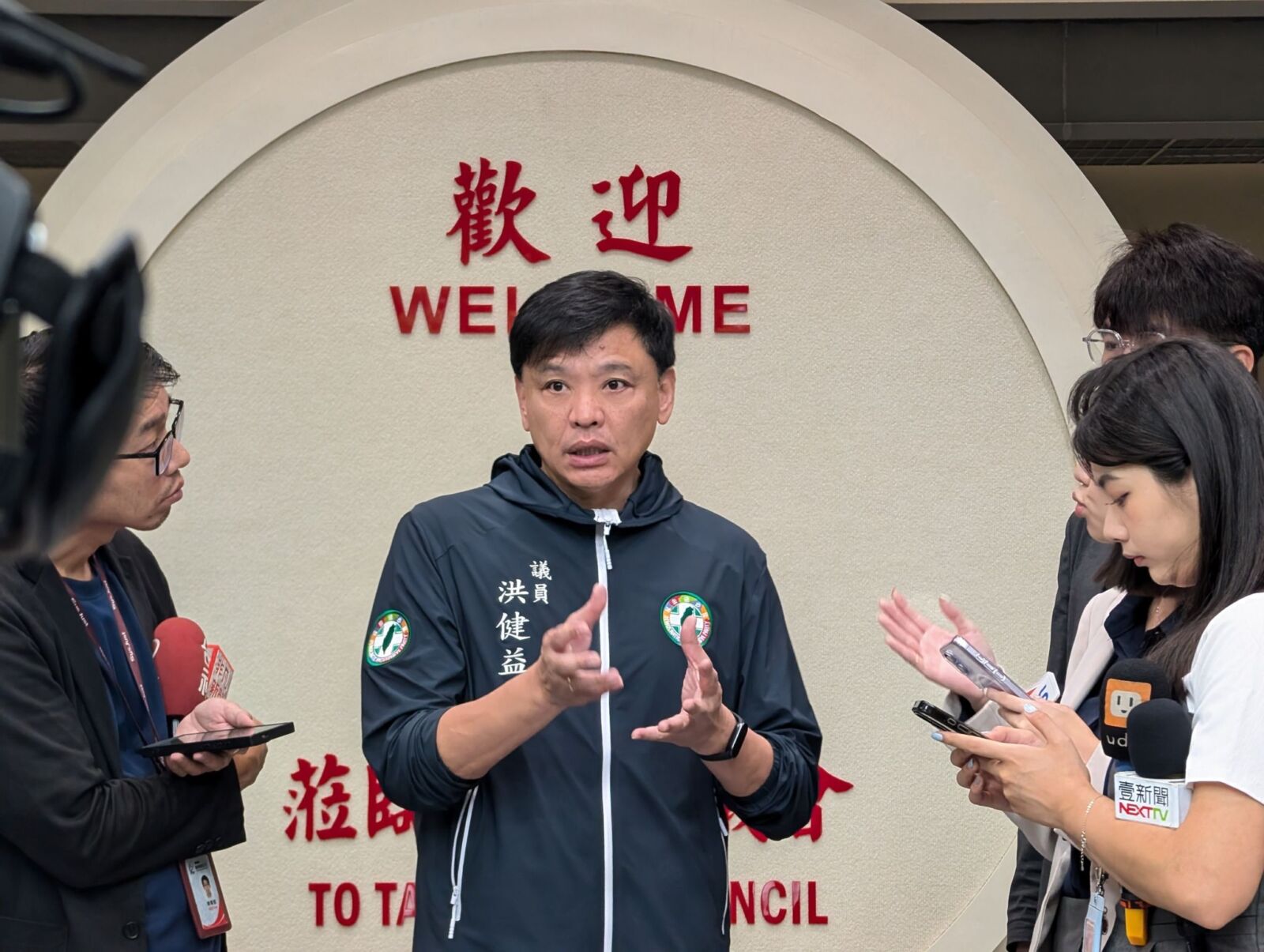 不滿鄭麗文記念吳石　洪健益掛看板要求蔣萬安表態 11