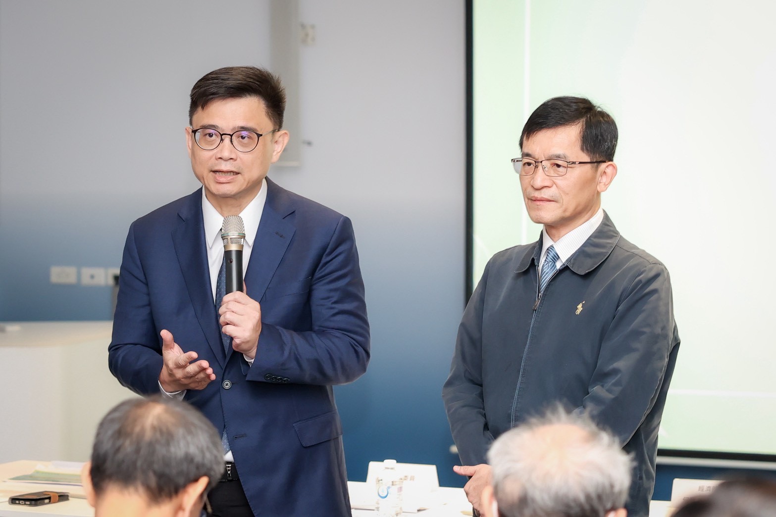 考察亞灣視察AI產業進駐　賴瑞隆轟藍白惡法讓高雄倒退10年 11