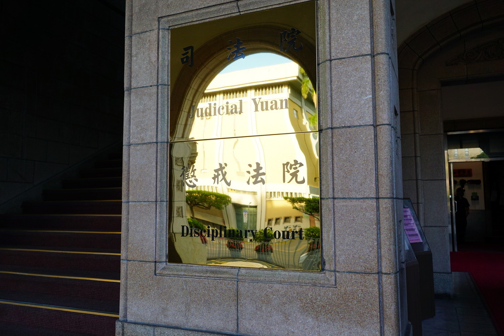 法官開庭要少年自搧耳光 12項違失遭撤職停止任用3年 3 法官開庭要少年自搧耳光 12項違失遭撤職停止任用3年 2