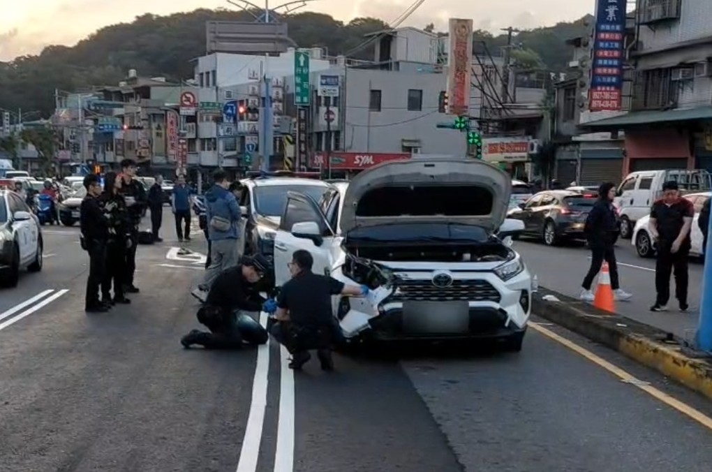 51歲女涉毒駕拒檢衝撞 警連開8槍擊破輪胎破窗逮人 4 cnews204251124a06