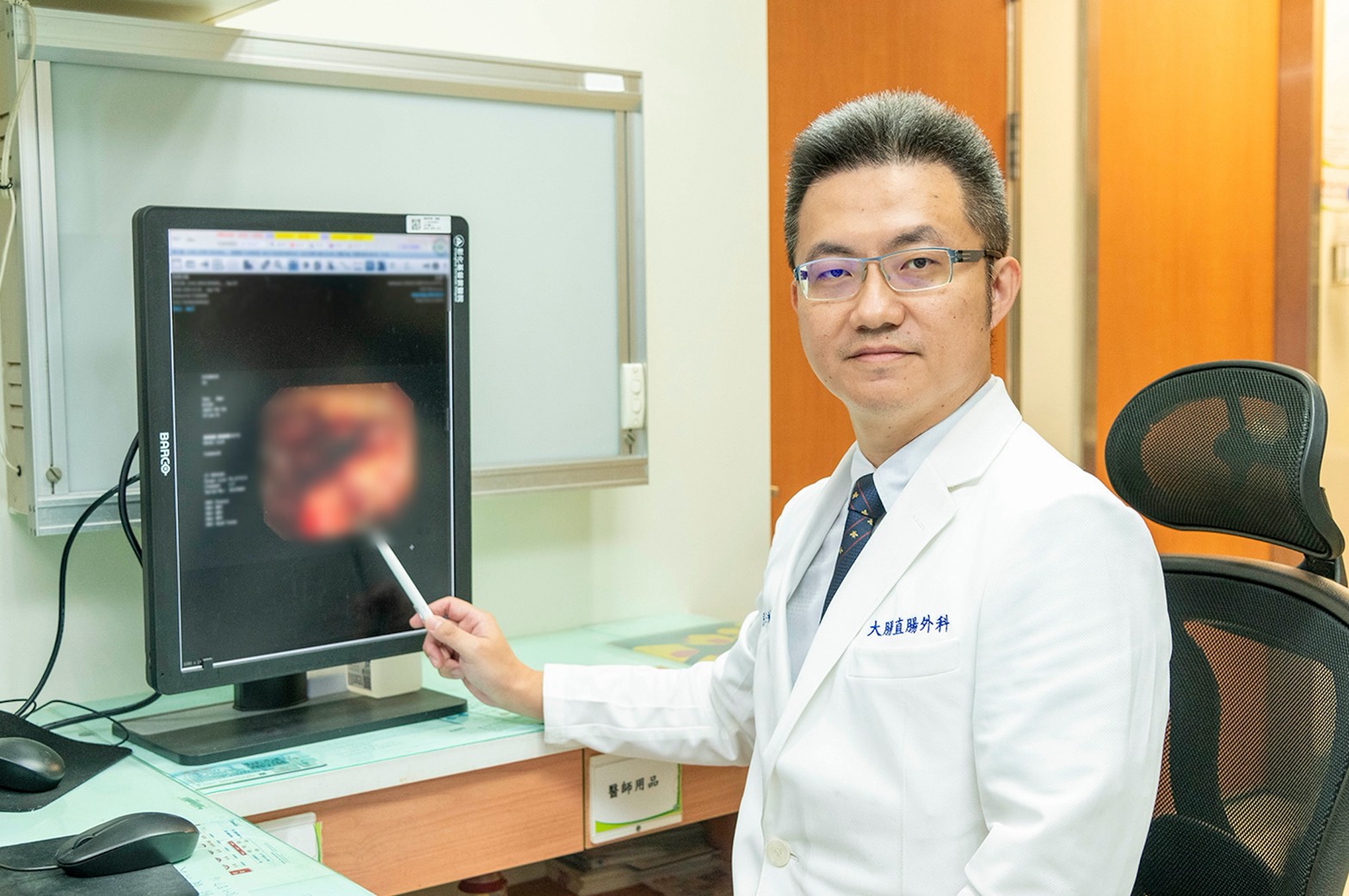 七旬翁便秘「一天一半時間待馬桶」 竟7公分大腸癌塞腸子 3