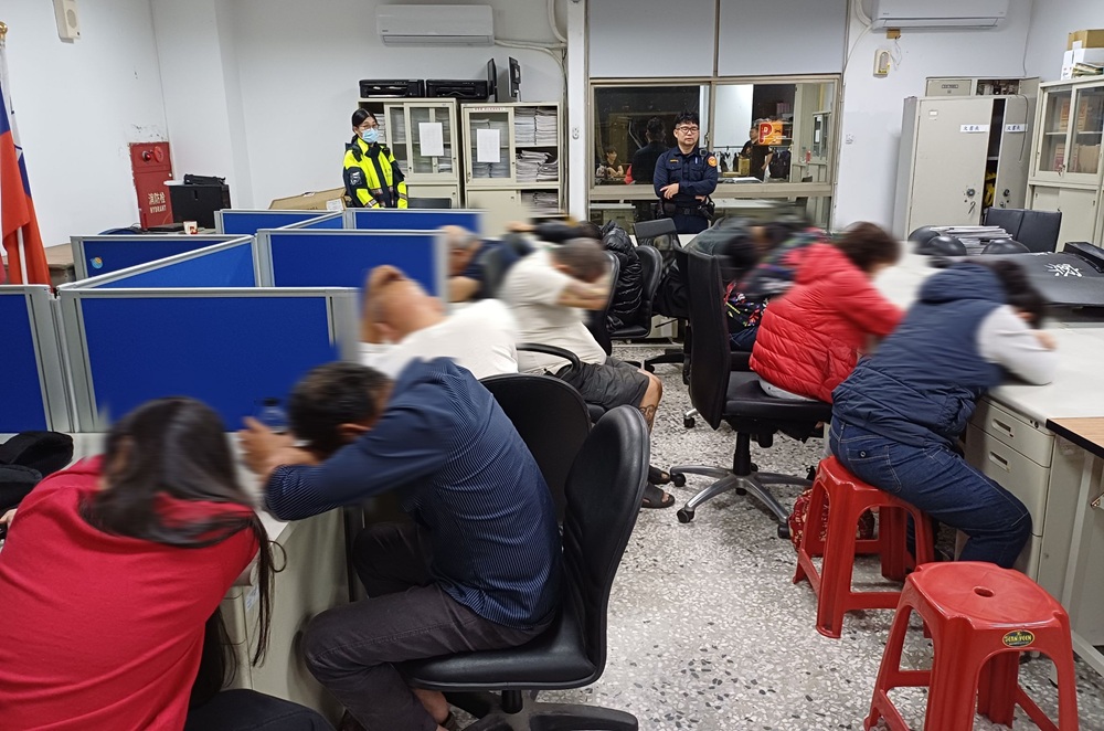 無照茶室涉兼營賭場 警攻堅逮10人查扣賭資逾150萬元 無照茶室涉兼營賭場 警攻堅逮10人查扣賭資逾150萬元