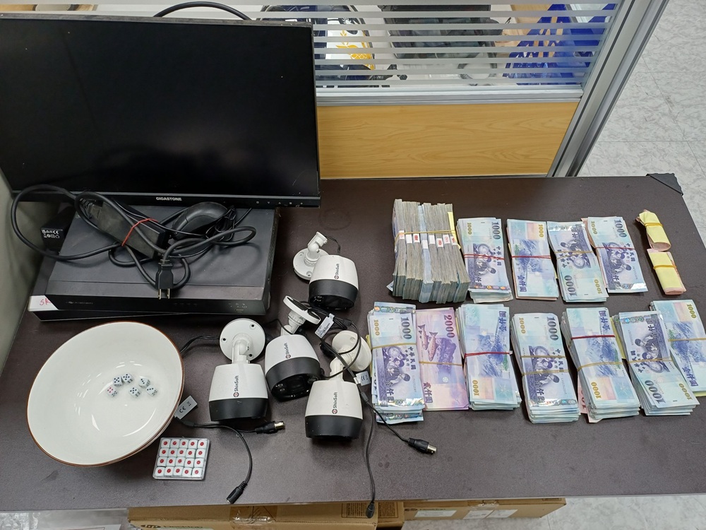 無照茶室涉兼營賭場 警攻堅逮10人查扣賭資逾150萬元 6 cnews204251226a05