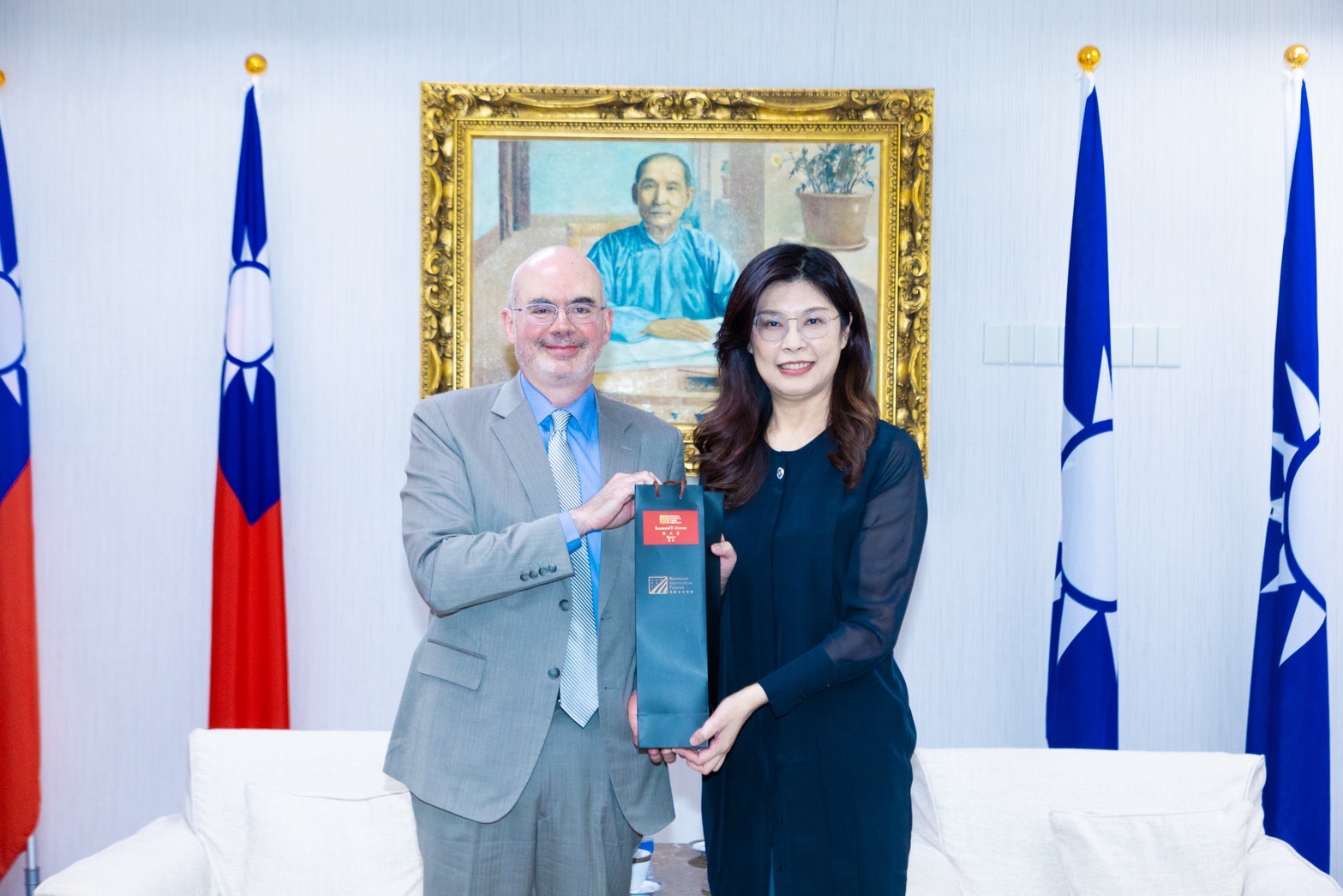 鄭麗文頻見駐台代表撇紅？　藍委揭「政論節目播一半關切電話就來」 3