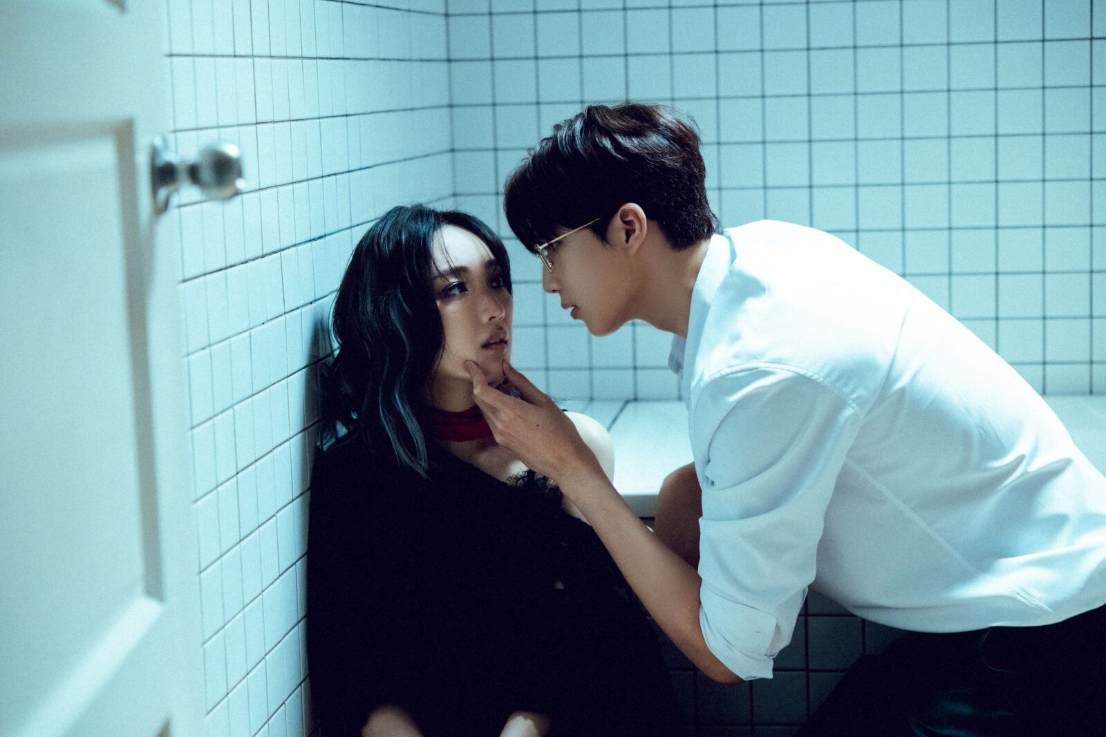 閻奕格新單曲《戒不掉你的愛》 MV挑戰綑綁戲碼演到手腳麻痺 5