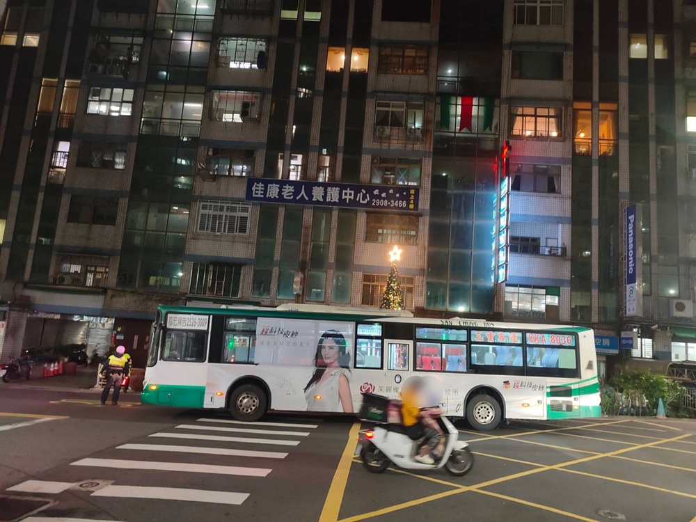 公車撞倒15歲少年 駕駛辯稱路口超商招牌燈太亮 公車撞倒15歲少年 駕駛辯稱路口超商招牌燈太亮