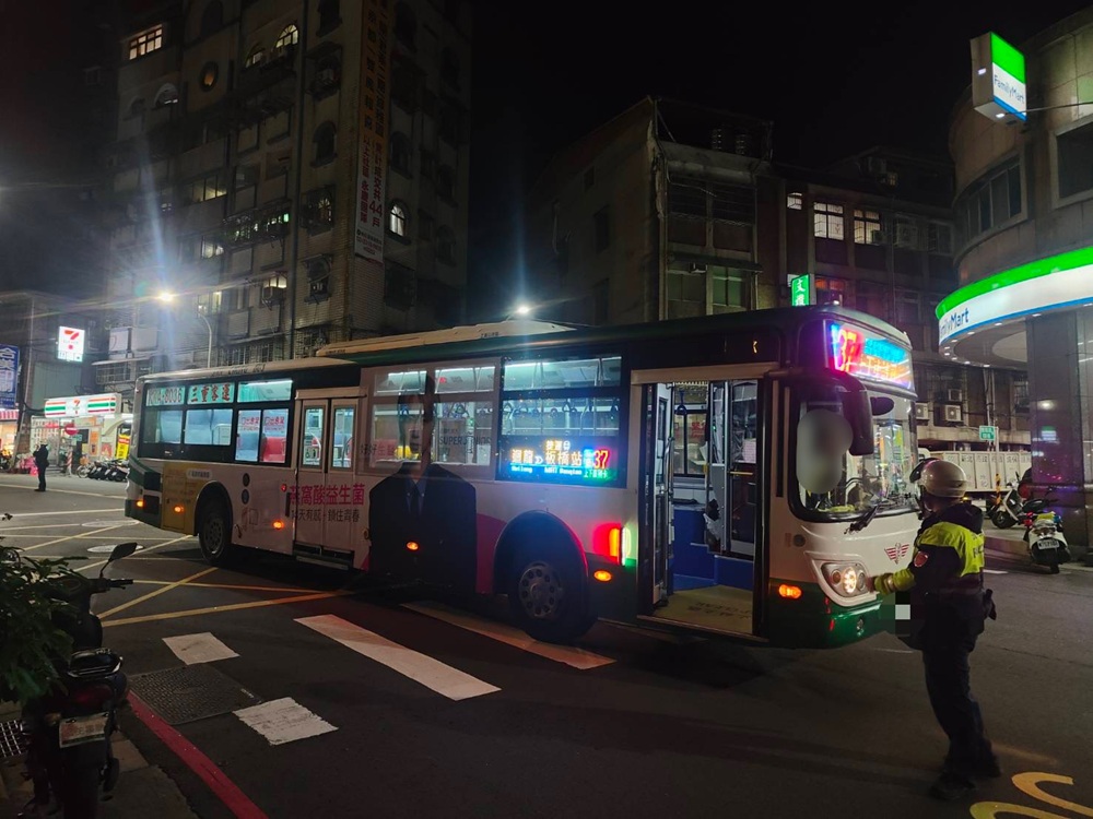 公車撞倒15歲少年 駕駛辯稱路口超商招牌燈太亮 28 cnews204251128a12
