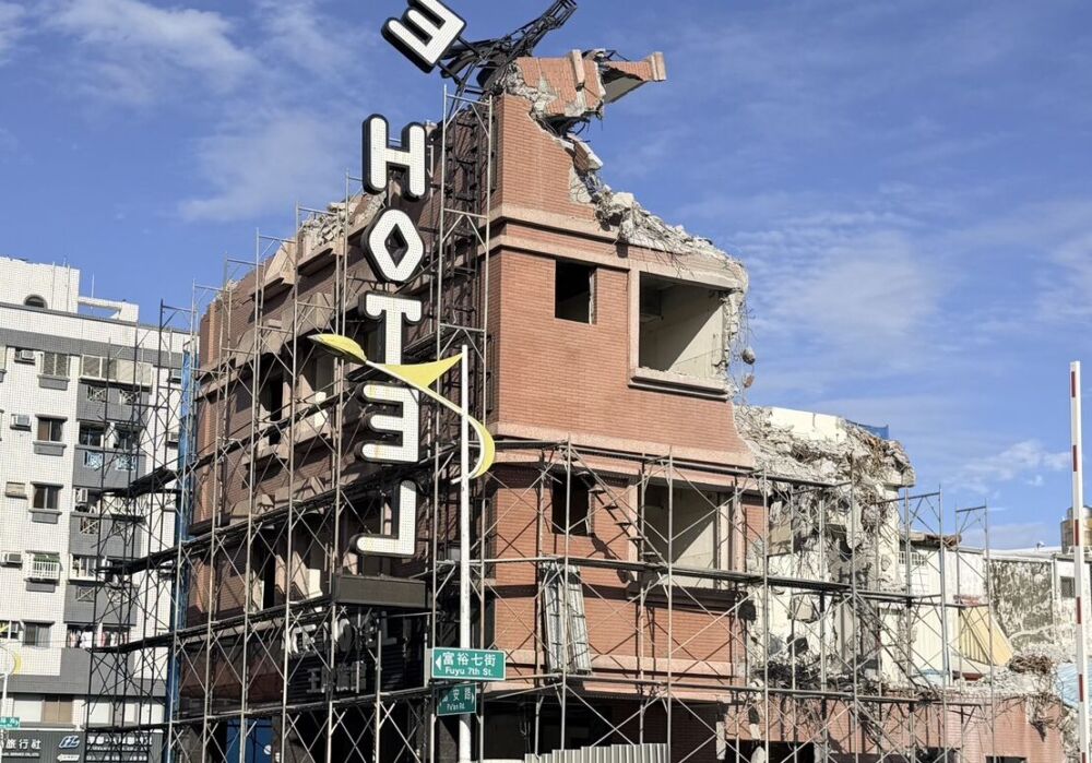 憂富安路旅店拆除停擺成危樓　魏嘉賢籲花蓮縣府速排除危險 5