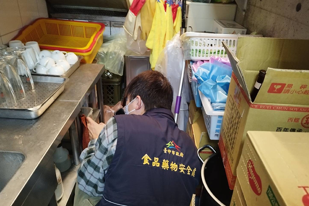 春水堂公益店誤用含清潔劑水壺3人傷　台中食安處：最重7年有期徒刑 3