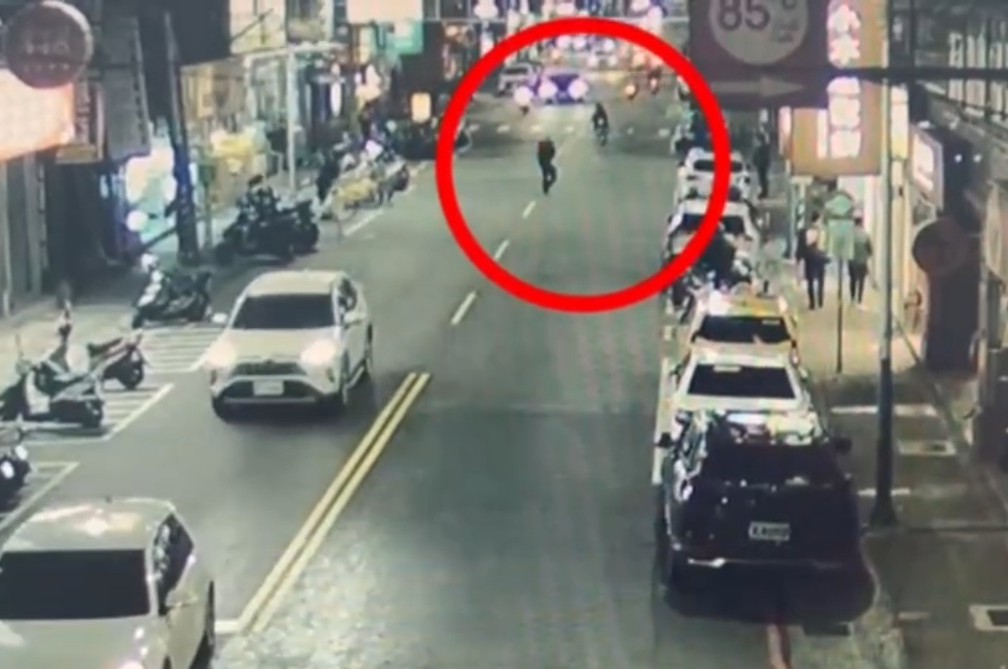 醉男舞刀逛大街　8快打警力壓制逮人社維法送辦