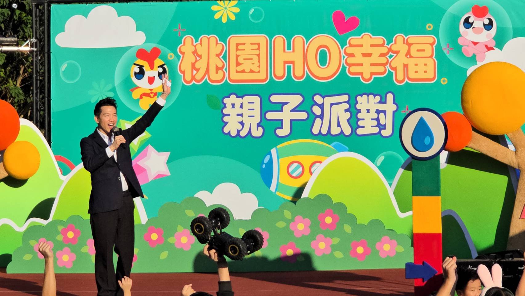 小粉絲獻愛心手作 何志偉現「跨齡」吸引力