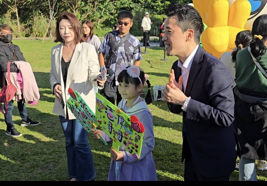 小粉絲獻愛心手作 何志偉現「跨齡」吸引力 4 CNEWS195251206a02