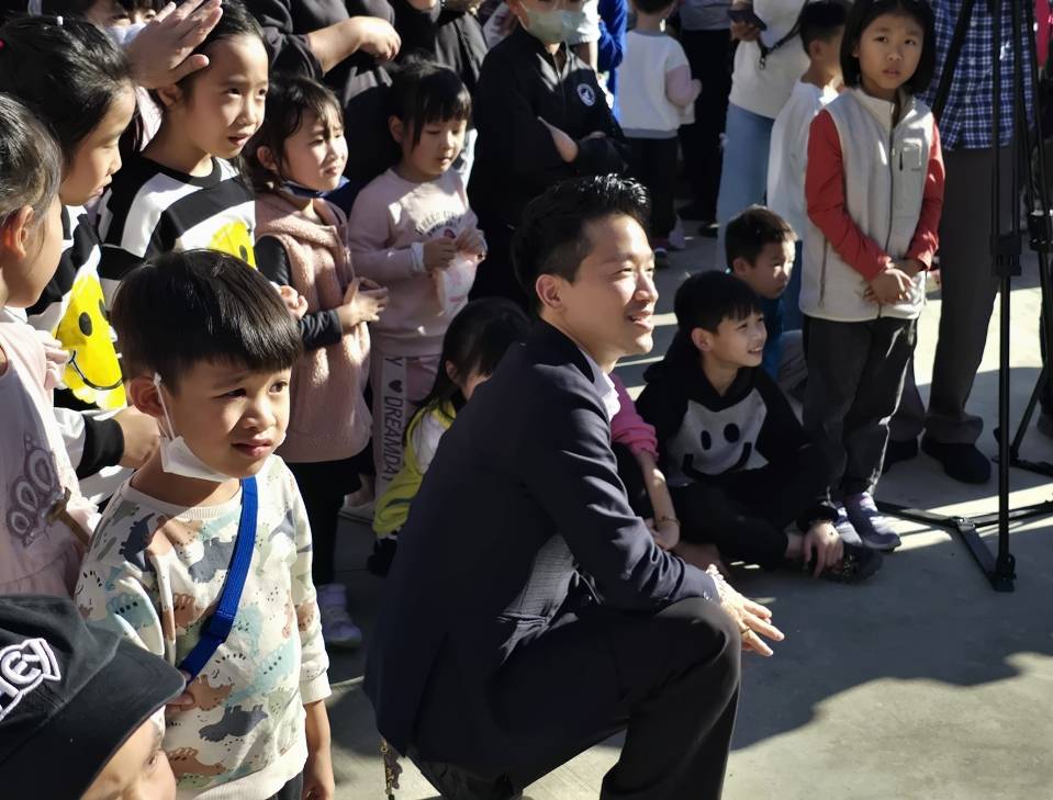 大小朋友嗨翻桃園 何志偉展現親民魅力 8 大小朋友嗨翻桃園 何志偉展現親民魅力 7