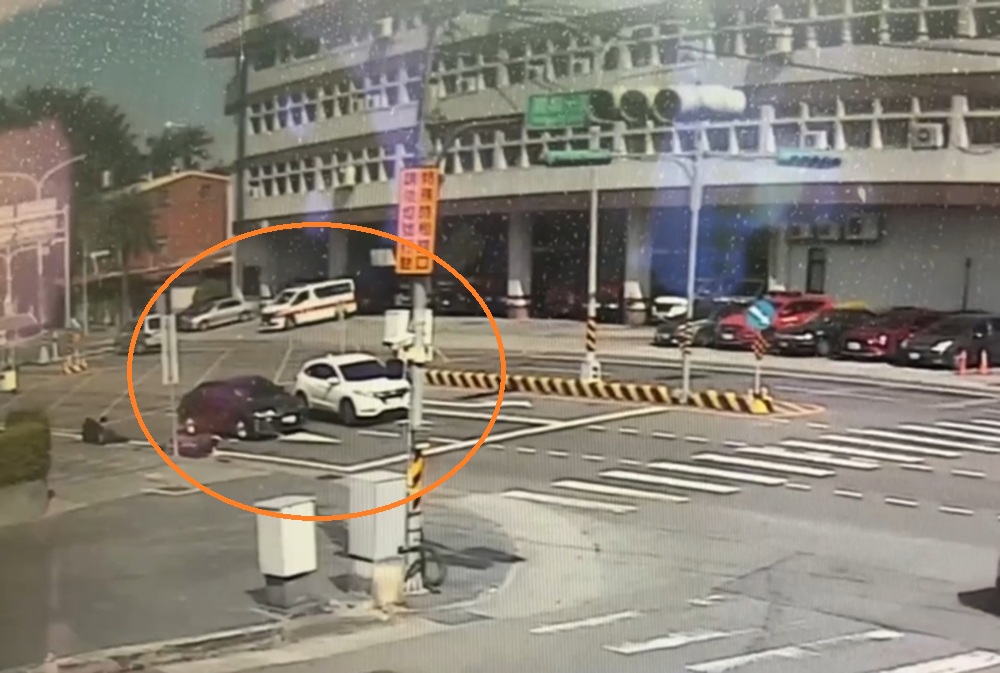 連續擦撞汽機車涉肇逃 南投少年警隊長及時攔下71歲男 連續擦撞汽機車涉肇逃 南投少年警隊長及時攔下71歲男