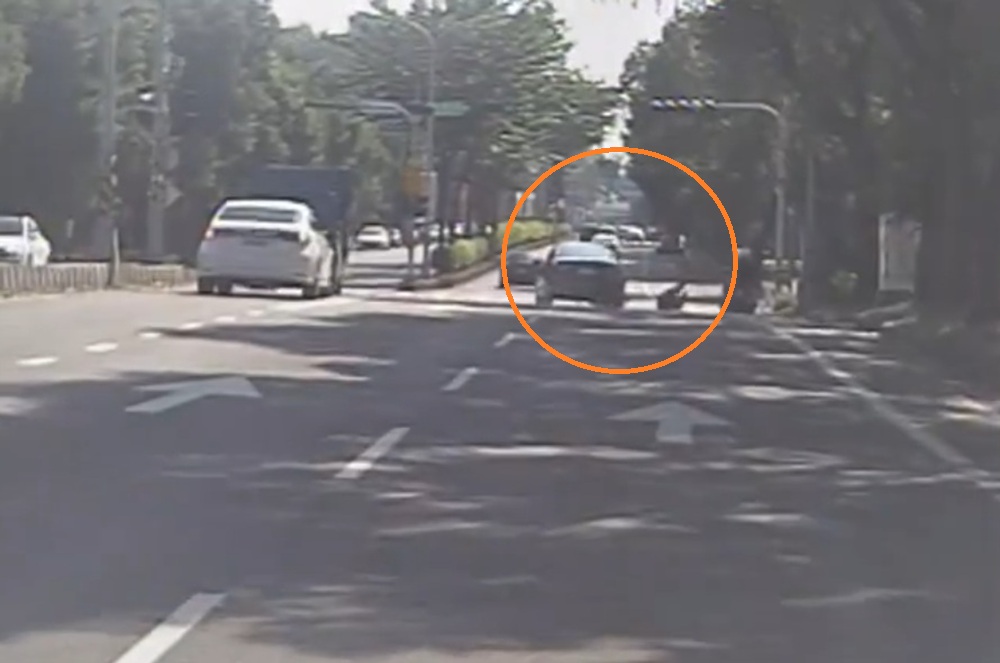 連續擦撞汽機車涉肇逃 南投少年警隊長及時攔下71歲男 10 cnews204251208a02