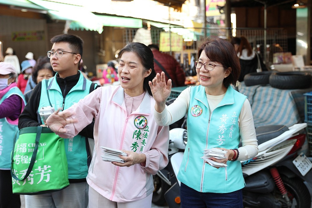 「全縣站路口大拜票」懇託上班族支持　黃秀芳：要衝電話民調第一 59