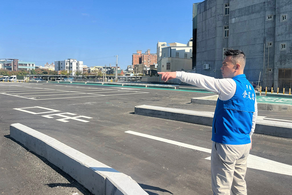 南苗市場明年增設臨時停車場 余文忠:讓買菜族安全便利 南苗市場明年增設臨時停車場 余文忠:讓買菜族安全便利