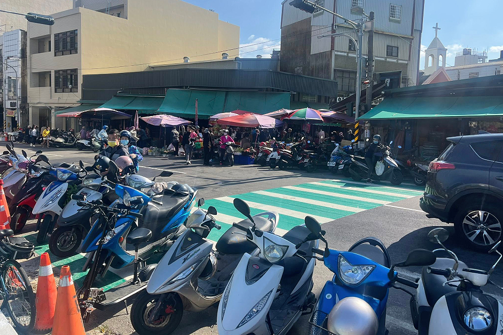 南苗市場明年增設臨時停車場 余文忠:讓買菜族安全便利 20 南苗市場明年增設臨時停車場 余文忠:讓買菜族安全便利 19
