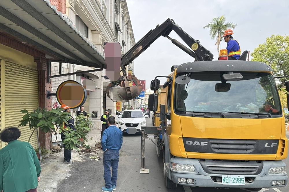 聯手清潔隊清除路障 雲林警還路於民保障交通安全